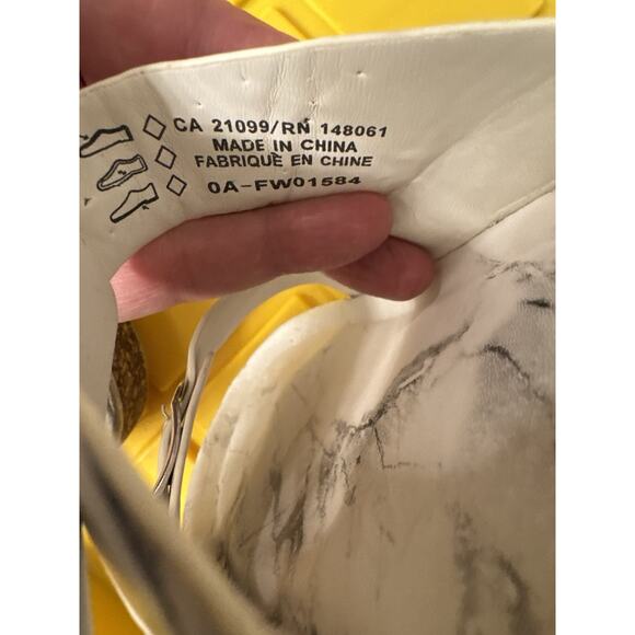 Ardene Women's Slides Marble White Gray Size 9 Buckles - Picture 4 of 5